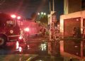 Bomberos lograron confinar el incendio en galería de Mesa Redonda tras luchar contra el fuego toda la madrugada
