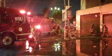 Bomberos lograron confinar el incendio en galería de Mesa Redonda tras luchar contra el fuego toda la madrugada