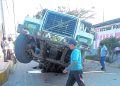Un volquete se hunde en la pista por el colapso del sistema de alcantarillado