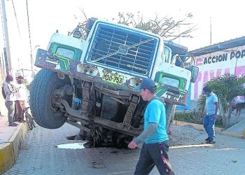 Un volquete se hunde en la pista por el colapso del sistema de alcantarillado