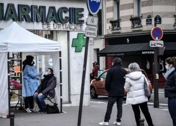 Francia mantiene el cierre de discotecas ante el aumento de casos de COVID-19