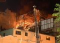 Incendio de gran magnitud consume el último piso de una galería en Mesa Redonda