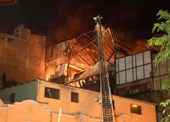 Incendio de gran magnitud consume el último piso de una galería en Mesa Redonda