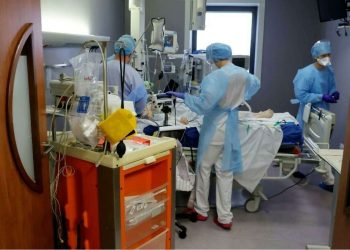 Francia prevé rozar los 4,000 pacientes en UCI en Navidades