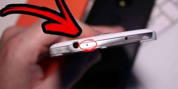 ¿Para qué sirve el pequeño agujero que está ubicado en la parte inferior del celular?