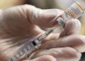 Vacuna de Pfizer es 70% eficaz contra casos graves de variante ómicron, revela estudio