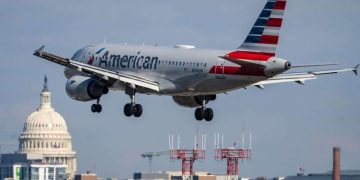 EE.UU.: Pasajera expulsada del avión por quitarse la mascarilla exige 10 millones de dólares