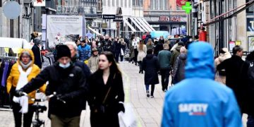 Dinamarca levantará las restricciones a pesar de récord de casos de COVID-19