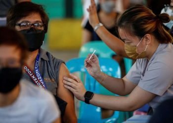 Filipinas prohíbe usar transporte público en la capital a los no vacunados contra COVID-19
