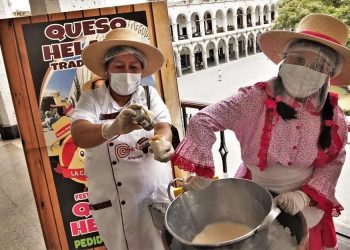 Diez variedades de queso helado deleitan al público arequipeño