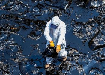 Repsol afirma que se derramaron 10 396 barriles de petróleo en el mar en un nuevo balance