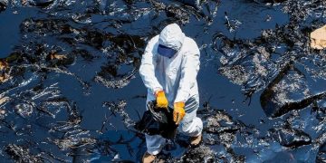 Repsol afirma que se derramaron 10 396 barriles de petróleo en el mar en un nuevo balance