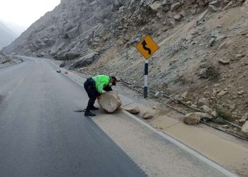 Fuerte sismo en Lima causó deslizamientos de rocas en la Carretera Central
