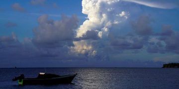 Tonga: habitantes huyen del tsunami tras la erupción del volcán