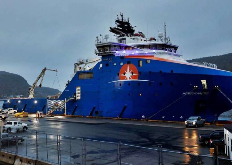 Equipo transportado por aviones de las Fuerzas Aéreas de EE.UU. es cargado en el buque Horizon Arctic, antes de su despliegue en la zona de búsqueda de un sumergible desaparecido de OceanGate Expeditions. (Crédito: David Hiscock/Reuters)