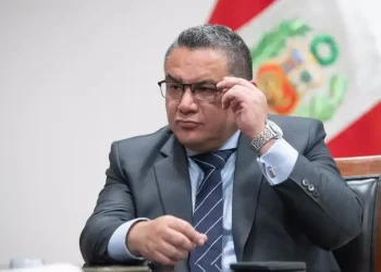 Gobierno de Dina Boluarte autoriza viaje de ministro Santiváñez a Europa en medio de investigaciones por corrupción y abuso de autoridad