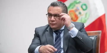 Gobierno de Dina Boluarte autoriza viaje de ministro Santiváñez a Europa en medio de investigaciones por corrupción y abuso de autoridad