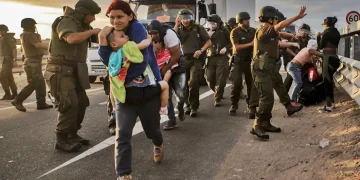 personas caminando ante la vigilancia de la policia