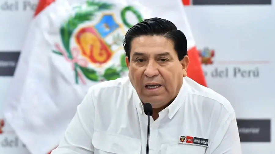 vemos al ministro de perú dirigiendose al pais