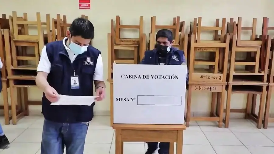 personas trabajando con mascarillas, detras vemos sillas, carpetas de estudio
