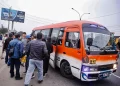 una custer haciendo servicio de transporte publico