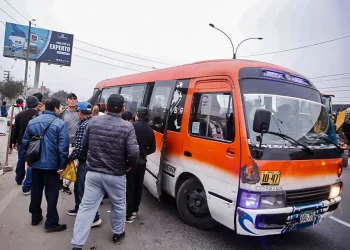 una custer haciendo servicio de transporte publico