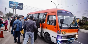 una custer haciendo servicio de transporte publico