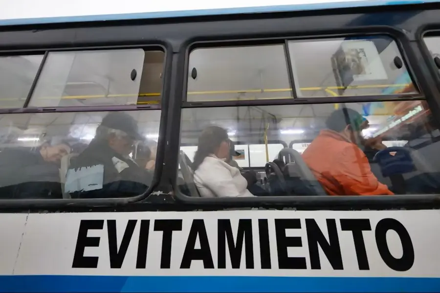 pasajeros que se ven por la ventana del servicio de transporte publico