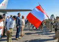 José Jerí, presidente del perú mira a militares peruanos que izan la bandera peruana