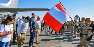 José Jerí, presidente del perú mira a militares peruanos que izan la bandera peruana