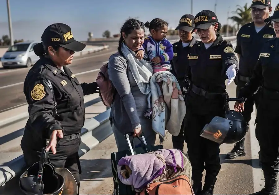 policias de peru con una migrante en la frontera