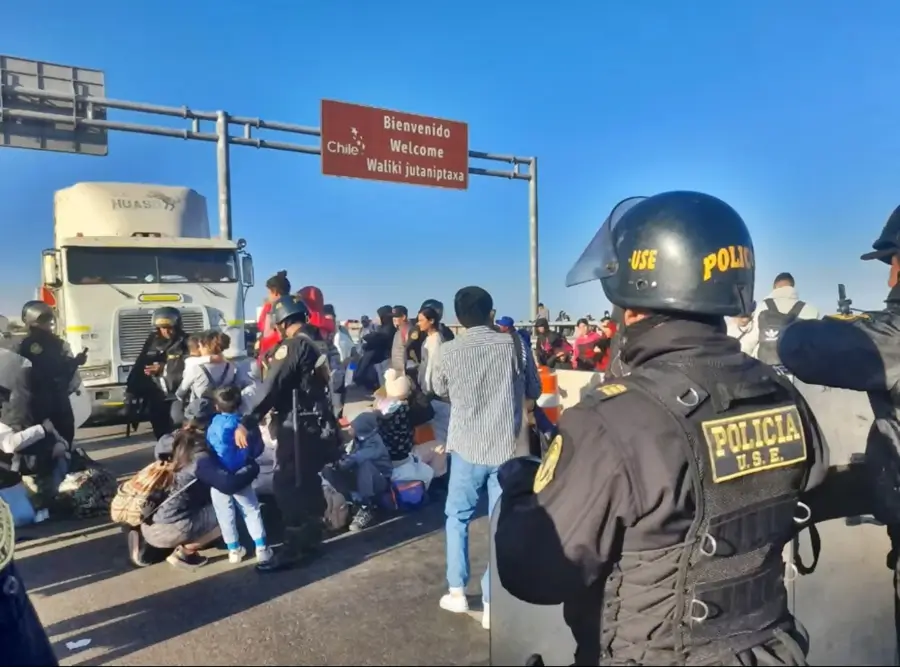 personas en la pista donde tambien esta un camion y policias