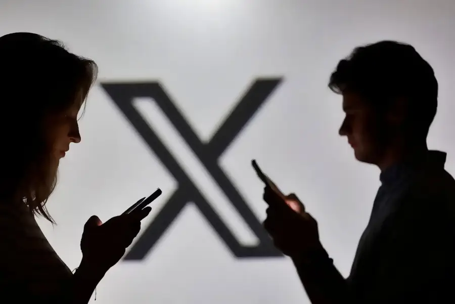 vemos el logo de la red social X de fondo mientras usuarios ven sus celulares
