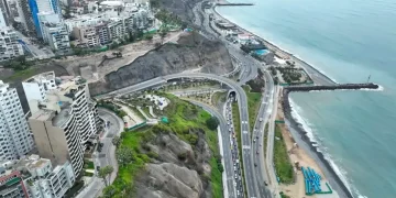 desde lo alto se ve el mar y lo que acompaña a ella, la costa verde
