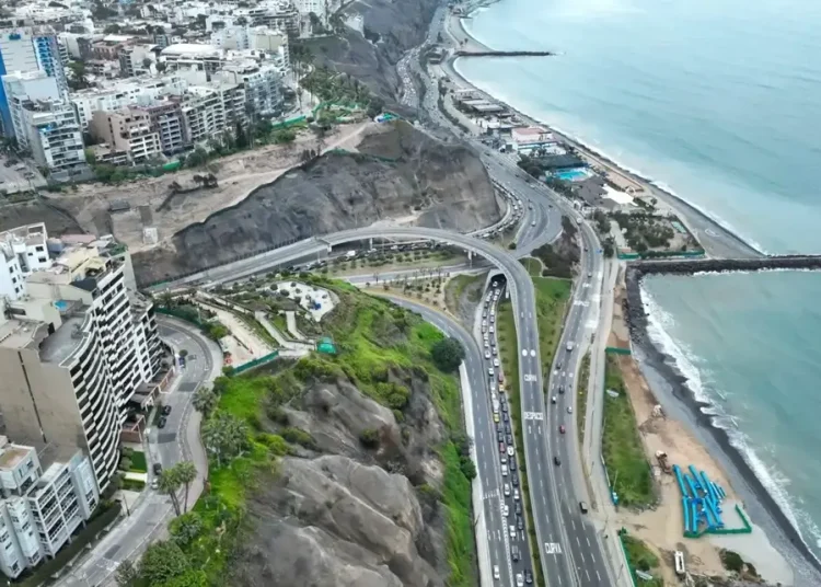 desde lo alto se ve el mar y lo que acompaña a ella, la costa verde