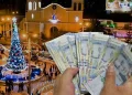 billete peruano en una mano, de fondo un arbol navideño