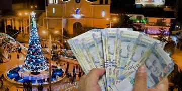 billete peruano en una mano, de fondo un arbol navideño