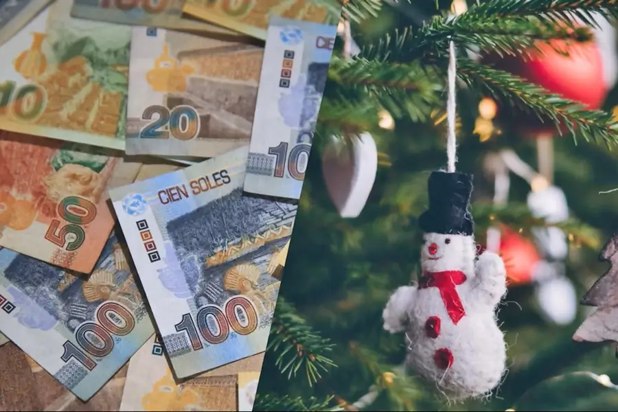 adornos navideños en el lado derecho y al izquierdo billetes peruanos