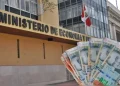 billetes peruanos, detras de ellos uno de los ministerios del gobierno peruano