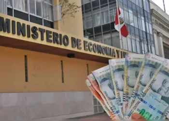 billetes peruanos, detras de ellos uno de los ministerios del gobierno peruano
