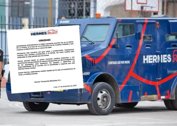 Camión blindado de la empresa Hermes custodiado por policía junto a comunicado oficial tras incidente
