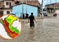Calle inundada en una ciudad del Perú por intensas lluvias; persona camina entre el agua y se muestra un mapa del país con zonas en alerta por riesgo alto