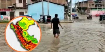 Calle inundada en una ciudad del Perú por intensas lluvias; persona camina entre el agua y se muestra un mapa del país con zonas en alerta por riesgo alto