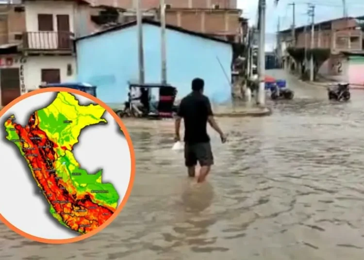 Calle inundada en una ciudad del Perú por intensas lluvias; persona camina entre el agua y se muestra un mapa del país con zonas en alerta por riesgo alto
