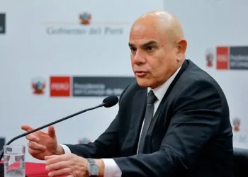 Funcionario del Gobierno del Perú brinda declaraciones en conferencia de prensa desde Palacio de Gobierno