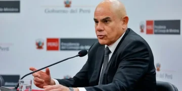 Funcionario del Gobierno del Perú brinda declaraciones en conferencia de prensa desde Palacio de Gobierno