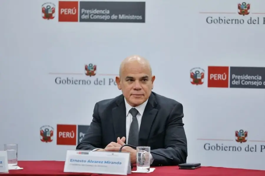 Funcionario del Gobierno del Perú participa en una conferencia de prensa en la Presidencia del Consejo de Ministros.