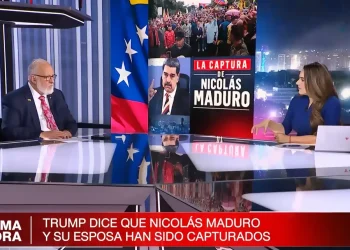 Transmisión en vivo de un noticiero con dos presentadores en estudio; en pantalla aparece un gráfico sobre la captura de un mandatario venezolano y una franja de “Última hora” con el titular que menciona que Trump afirma la captura del líder y su esposa