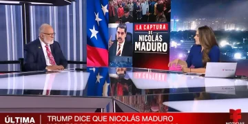 Transmisión en vivo de un noticiero con dos presentadores en estudio; en pantalla aparece un gráfico sobre la captura de un mandatario venezolano y una franja de “Última hora” con el titular que menciona que Trump afirma la captura del líder y su esposa