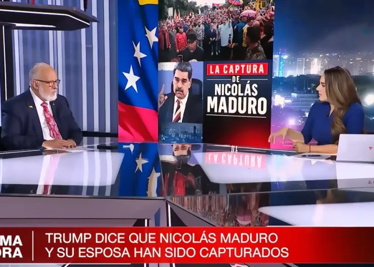 Transmisión en vivo de un noticiero con dos presentadores en estudio; en pantalla aparece un gráfico sobre la captura de un mandatario venezolano y una franja de “Última hora” con el titular que menciona que Trump afirma la captura del líder y su esposa